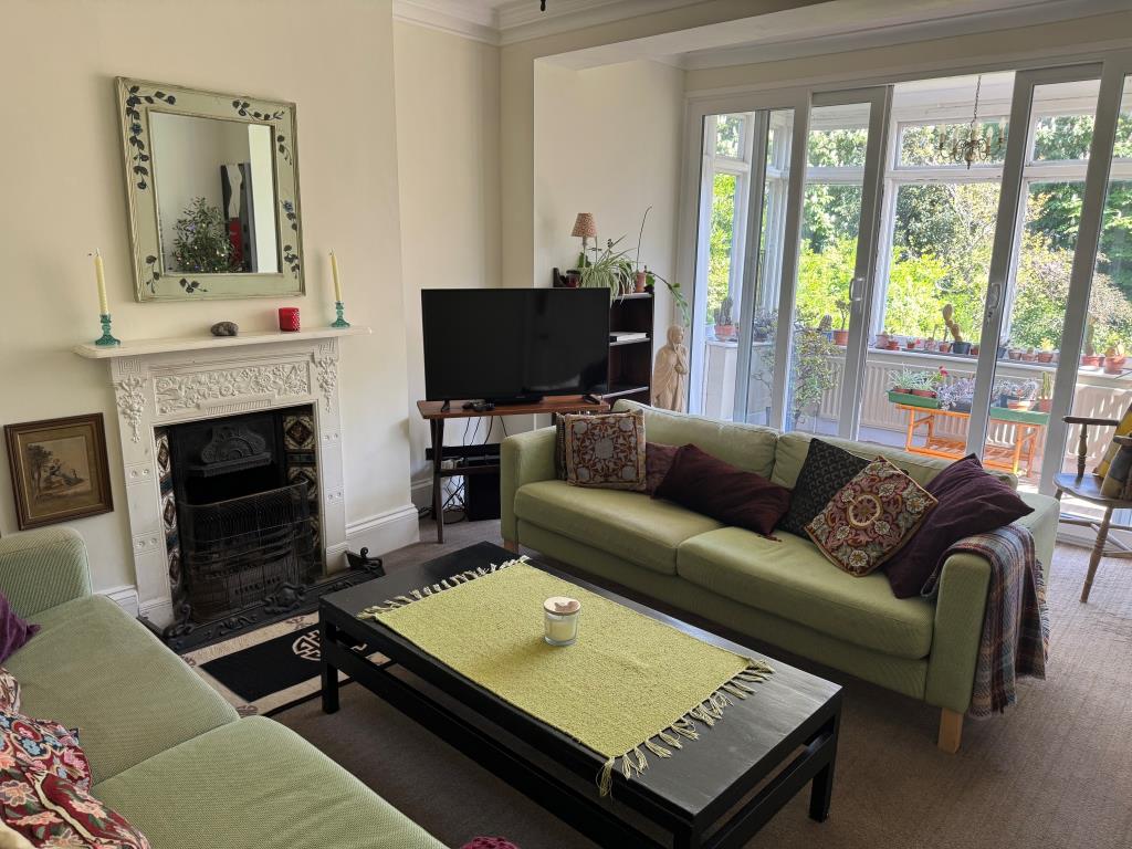 Lot: 64 - ATTRACTIVE VICTORIAN VILLA WITH PREVIOUS STRUCTURAL MOVEMENT ON A DOUBLE WIDTH PLOT - A view of the Living Room